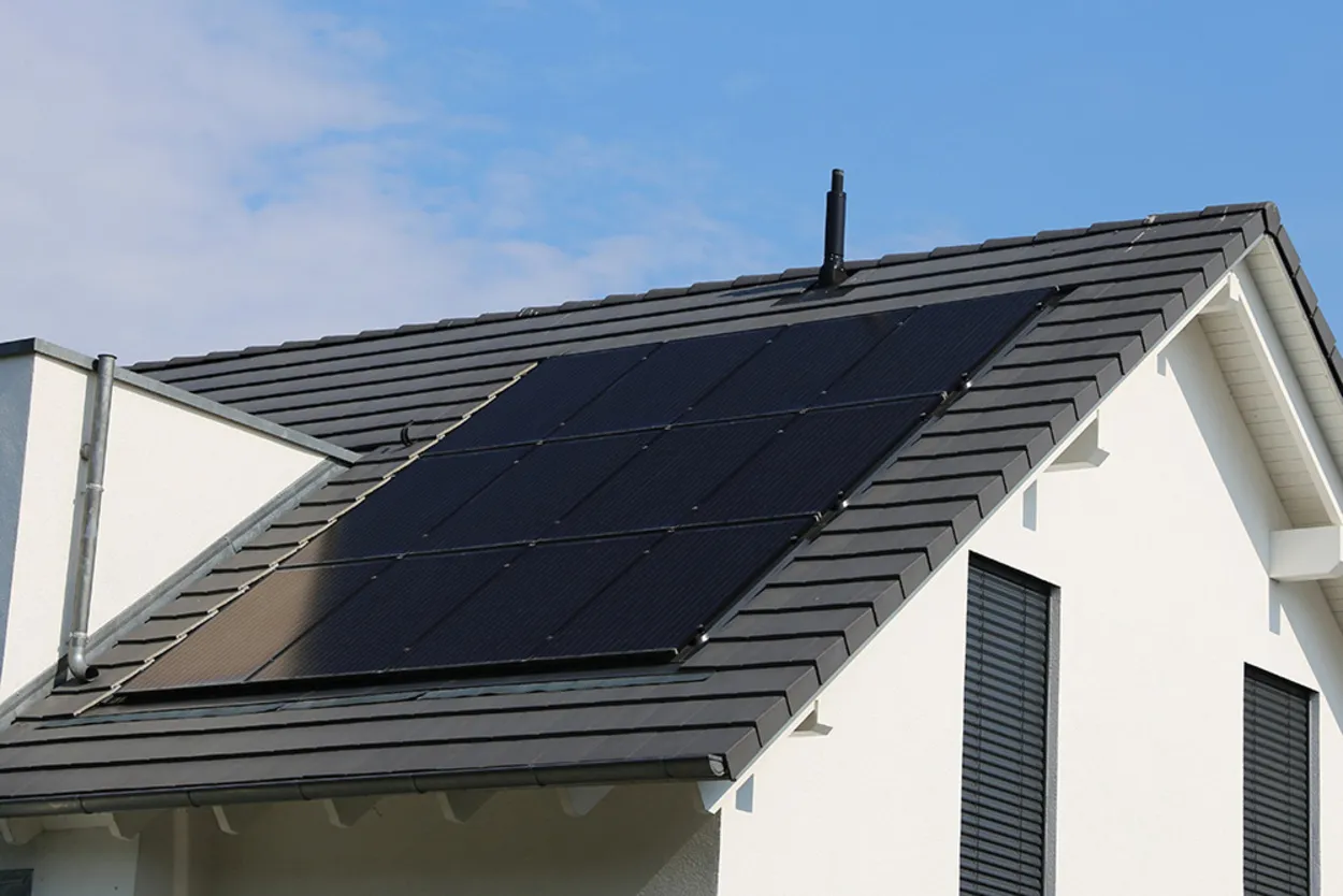 Photovoltaikanlage auf einem modernen Wohngebäude